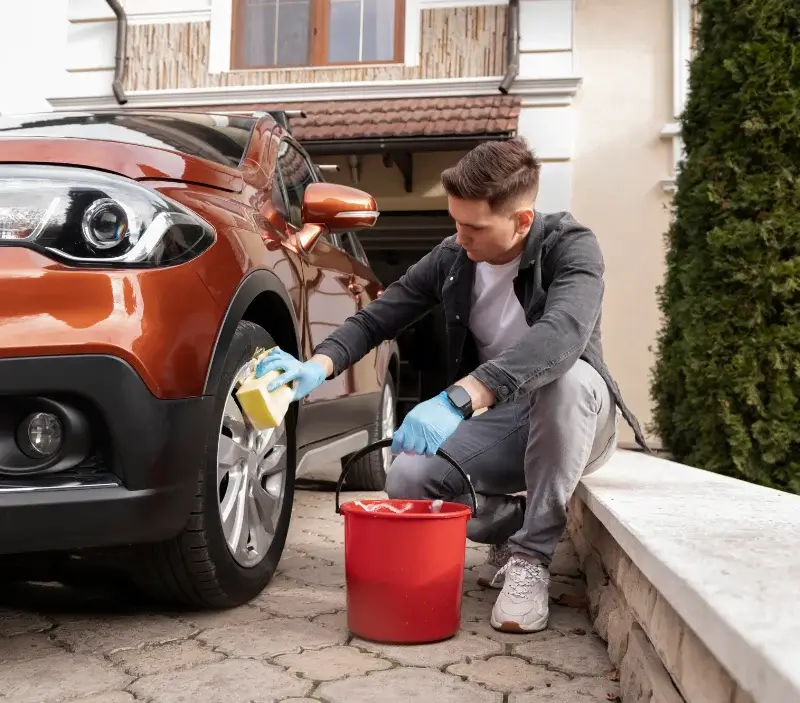 Lavage auto à domicile La Crèche : professionnel intervenant sur un véhicule